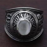 ムーンストーンをセッティングした誕生石カレッジリングの画像