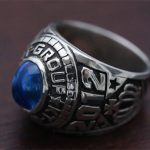 ブルートパーズをセッティングした企業カレッジリングの画像