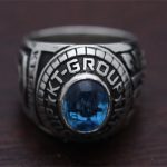 ブルートパーズをセッティングした企業カレッジリングの画像