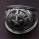 トップのスターが印象的なカレッジリングの画像