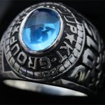 ブルートパーズをセッティングした企業カレッジリングの画像