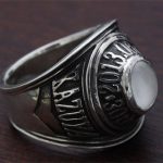 ムーンストーンをセッティングした誕生石カレッジリングの画像