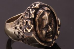 真鍮製の能面・小面リング 和風の雲 麻紋様