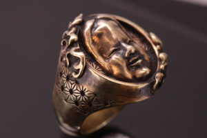 真鍮製の能面・小面リング 和風の雲 麻紋様