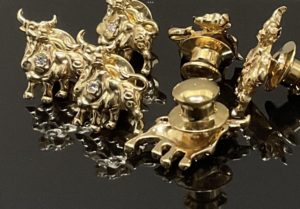 牛をモチーフにしたデザインのバッヂ