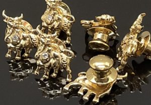 牛をモチーフにしたデザインのバッヂ