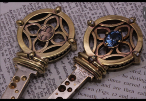 オーダーメイドでアンティーク風な真鍮製の装飾を施した鍵