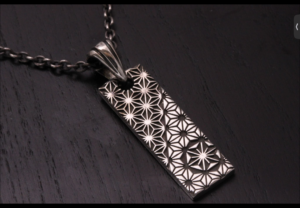 凝った麻の葉模様と愛犬のシルエットと名前が入ったペンダント