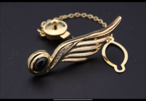 オニキスと透明石をセッティングした翼モチーフのオーダーメイド タイタック