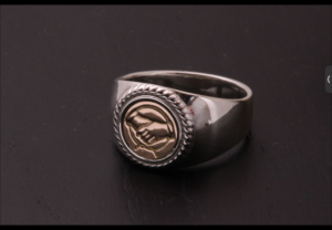 ピンクゴールド＆シルバー 手を握ったデザインの印台リング