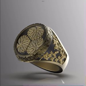 トップの家紋を自由にオーダーできる秋草文様が入った印台型の漆塗り家紋リング