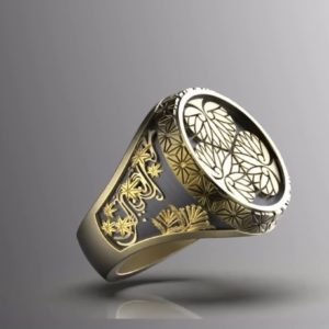 トップの家紋を自由にオーダーできる秋草文様が入った印台型の漆塗り家紋リング