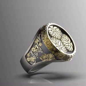 トップの家紋を自由にオーダーできる秋草文様が入った印台型の漆塗り家紋リング