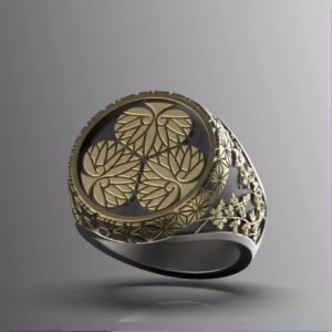 トップの家紋を自由にオーダーできる秋草文様が入った印台型の漆塗り家紋リング