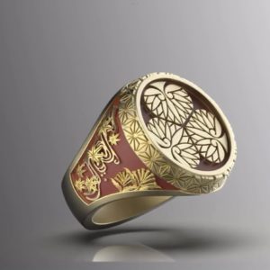 トップの家紋を自由にオーダーできる秋草文様が入った印台型の漆塗り家紋リング