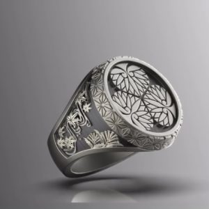 トップの家紋を自由にオーダーできる秋草文様が入った印台型の漆塗り家紋リング