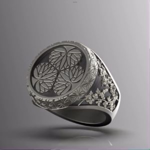 トップの家紋を自由にオーダーできる秋草文様が入った印台型の漆塗り家紋リング